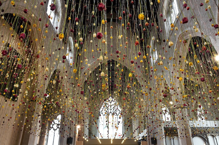 Rebecca Louise também foi responsável por pendurar 3.500 rosas multicoloridas no prédio histórico do London’s Garden Museum.