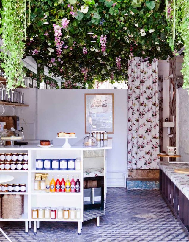 Em Paris, o café Lily of the Valley possui o teto repleto de plantas e flores, o que o deixa com uma personalidade vibrante e distinta.