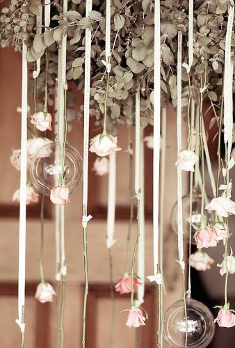 Em casa, você pode pendurar as flores com fitas de cetim, deixando tudo mais elegante.