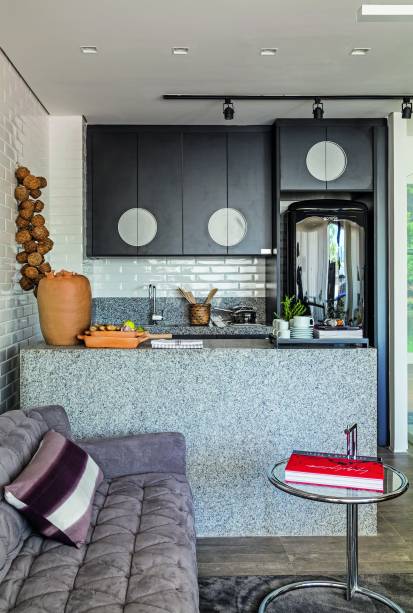 Cozinha em loft de 42m² decorado pelo designer Marcelo Rosenbaum.