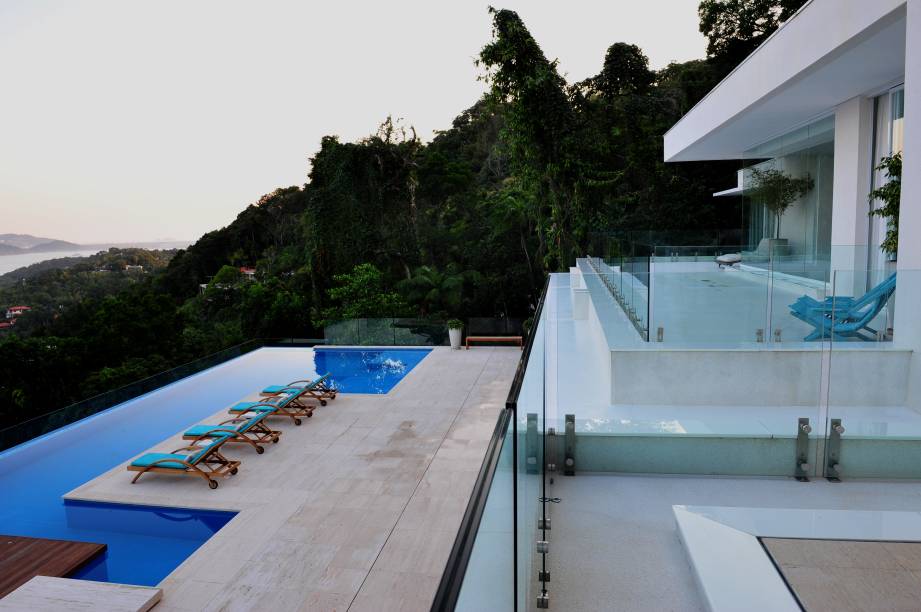 Casa de praia no Guarujá, com projeto de interiores de Karina Korn