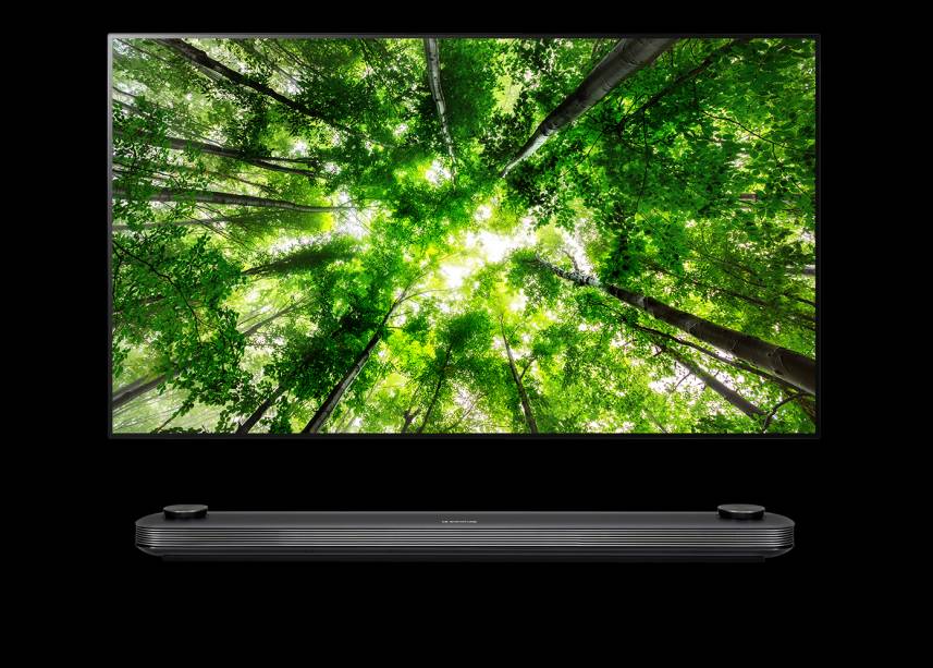 Ultrafina, a LG Signature OLED TV W conta com tecnologia OLED e Picture-on-Wall, que permite fixação rente à parede. Com sistema de som Dolby Atmos® e processador de imagens α (Alpha) 9, o modelo possui funcionalidade de Inteligência Artificial com controle de voz. Preço sugerido: R$ 39.999.