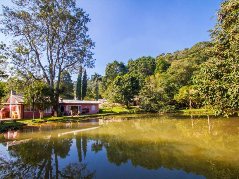 Em Mairiporã, muito próximo da metrópole, <a href="https://www.aluguetemporada.com.br/imovel/p4096400">esta casa</a> está localizada na área de proteção dos mananciais e cercado por mais de 100 mil metros quadrados de mata nativa intocada, incluindo um lago. Recebe a visita habitual de muitas espécies de animais e pássaros.