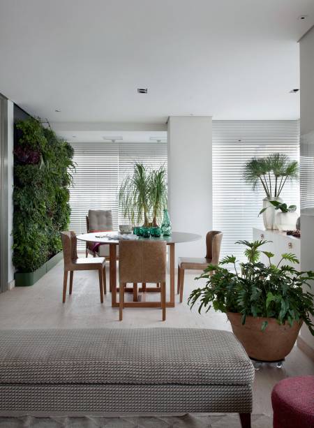 Jardim vertical, criação de Mauricio Prada e mesa com cadeiras Orquíea, da Dpot, em apartamento de 350 m², com projeto dos arquitetos Gustavo Paschoalim e Paulo Azevedo, do Studio GPPA.