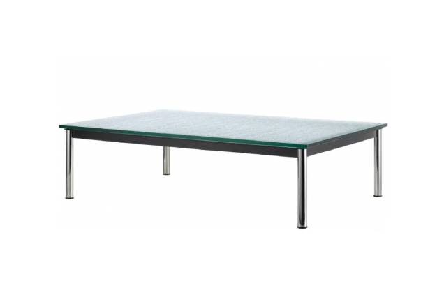 Mesa LC10-P, assinada por Le Corbusier, Pierre Jeanneret e Charlotte Perriand para a Cassina. Mesa LC10-P, assinada por Le Corbusier, Pierre Jeanneret e Charlotte Perriand para a Cassina.