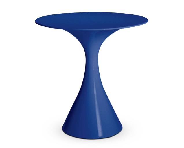 De polietileno, a mesa Kissi Kissi (70x72cm),de Miki Astori para a Driade, aceita uso outdoor. Por 430 euros na MiliaShop. De polietileno, a mesa Kissi Kissi (70x72cm),de Miki Astori para a Driade, aceita uso outdoor. Por 430 euros na MiliaShop.