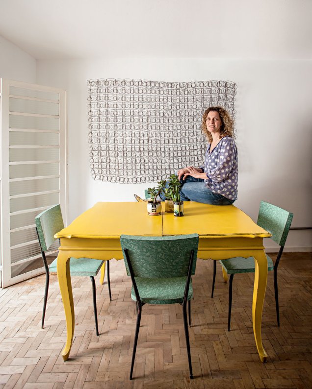 Ana Moraes, artista plástica, que pintou a mesa de jantar velha de amarelo.
