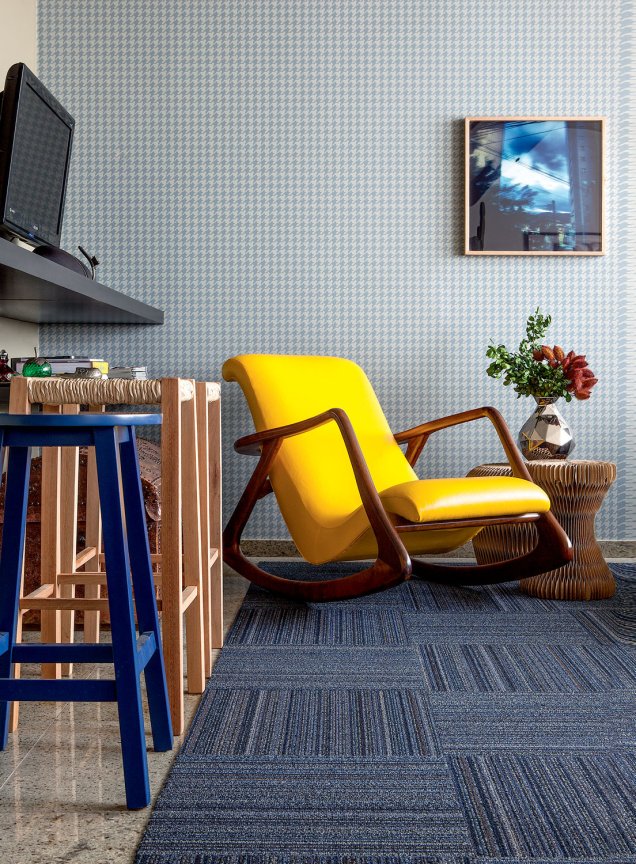 Apartamento duplex da arquiteta a autoria do projeto Marina Dubal. O destaque do projeto é a cadeira amarela.