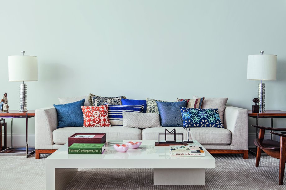 Sala de estar em projeto de Bianca Notari com almofadas Fiore Rusti, kilim magreb e sitara blue, kilim cownthy dark blue, aubusson eNabal