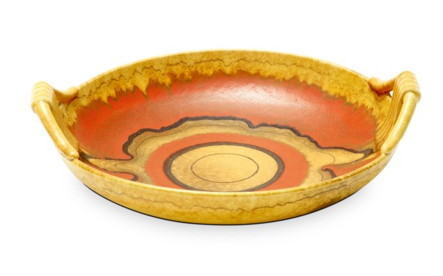 Com estilo art déco, o prato de faiança (23 x 18 cm) é originário da Alemanha. Custa 1.270 reais na NN Antiques.