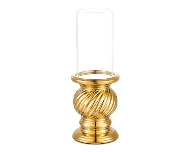 O castiçal <a href="https://www.gotoshop.com.br/decoracao/Casticais/castical-torcido-dourado-c-cup-105-x-105-x-28-cm-11652435.html?utm_source=sites&utm_medium=matéria_CC&utm_campaign=produtos&utm_content=201802">Torcido</a> dourado com cúpula (10,5 x 10,5 x 28 cm) custa R$ 54,90.