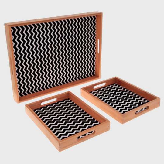 O <a href="https://www.gotoshop.com.br/UtilidadesDomesticas/Bandejas/Conjunto-Bandejas-de-Bambu-Preto-3-pecas-7638723.html?utm_source=sites&utm_medium=gc_casacom&utm_campaign=gc_materia&utm_content=201705">Conjunto Bandejas de Bambu Preto 3 peças</a> custa R$249.