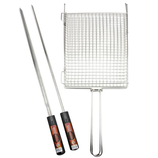 O conjunto para churrasco <a href="https://www.gotoshop.com.br/UtilidadesDomesticas/churrasqueirasud/Acessoriosdechurrasco/Conjunto-Churrasco-Tramontina-Com-Grelha-Inox-3-Pecas-1602193.html?utm_source=sites&utm_medium=matéria_CC&utm_campaign=produtos&utm_content=201708">Tramontina</a>, com três peças e grelha inox, custa R$ 179,90.