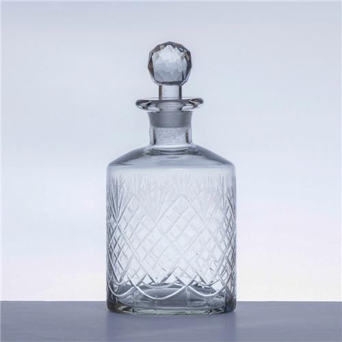 O decanter de vidro <a href="https://www.gotoshop.com.br/UtilidadesDomesticas/AcessorioseUtensilios/AcessoriosDeCozinha/Decanter-de-Vidro-Sophie-Decanter-de-Vidro-10608688.html?utm_source=sites&utm_medium=matéria_CC&utm_campaign=produtos&utm_content=201712">Sophie</a> custa R$ 183,70.