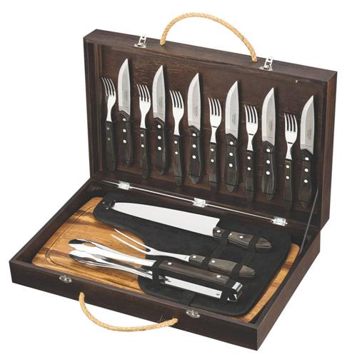 O kit churrasco inox <a href="https://www.gotoshop.com.br/UtilidadesDomesticas/churrasqueirasud/Acessoriosdechurrasco/Kit-Churrasco-Inox-17-Pecas-Marrom-11cm-Tramontina-7746453.html?utm_source=sites&utm_medium=matéria_CC&utm_campaign=produtos&utm_content=201708">Tramontina</a> marrom, com 17 peças, custa R$ 1 599.