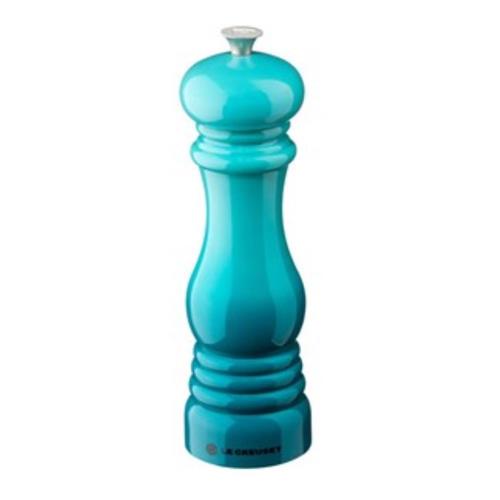 O moedor de pimenta <a href="https://www.gotoshop.com.br/UtilidadesDomesticas/AcessorioseUtensilios/Raladores/Moedor-de-pimenta-Le-Creuset-azul-caribe-21-cm---12458-6786427.html?utm_source=sites&utm_medium=matéria_CC&utm_campaign=produtos&utm_content=201710">Le Creuset</a> (6 x 21 cm) custa 199 reais.