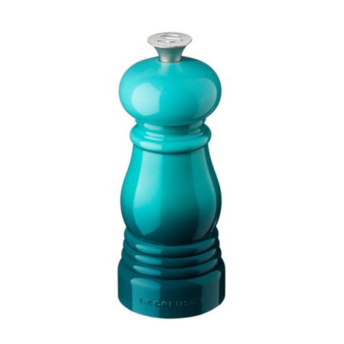 O moedor de sal <a href="https://www.gotoshop.com.br/UtilidadesDomesticas/AcessorioseUtensilios/Raladores/Mini-Moedor-De-Sal-Le-Creuset-Azul-Caribe-11-Cm---20239-7264056.html?utm_source=sites&utm_medium=matéria_CC&utm_campaign=produtos&utm_content=201710">Le Creuset</a> (4 x 11 cm) custa 149 reais.