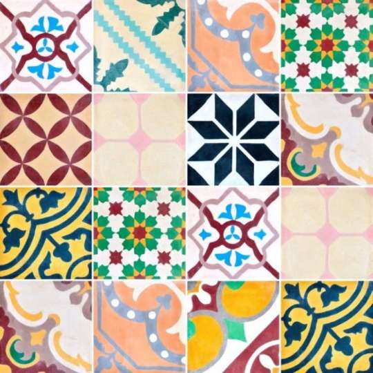 O <a href="https://www.gotoshop.com.br/decoracao/papeldeparede/Papel-de-Parede-Adesivo-Azulejo-Retro-10870851.html?utm_source=sites&utm_medium=gc_casacom&utm_campaign=gc_materia&utm_content=201704">Papel de Parede Adesivo Azulejo Retrô</a> custa R$180.