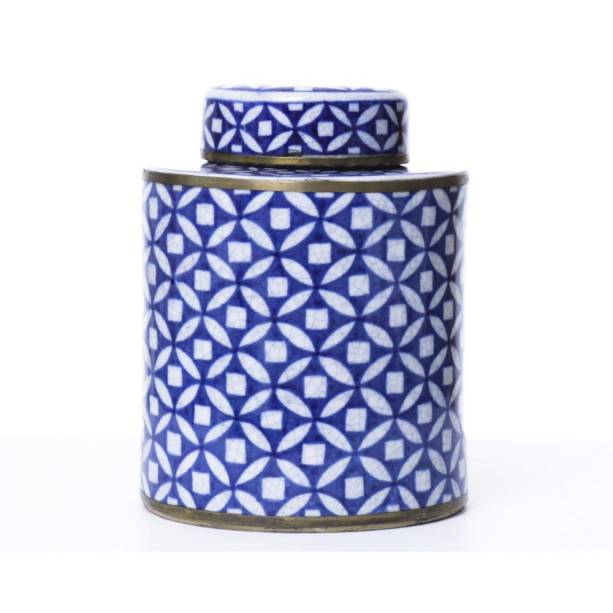 O Pote Geométrico Azul e Branco único custa R$351,90 na <a href="https://www.gotoshop.com.br/decoracao/ObjetosDecorativos/Pote-Geometrico-Azul-e-Branco-unico-10050905.html?utm_source=sites&utm_medium=gc_casacom&utm_campaign=gc_materia&utm_content=201704">Loja CASA CLAUDIA</a>.