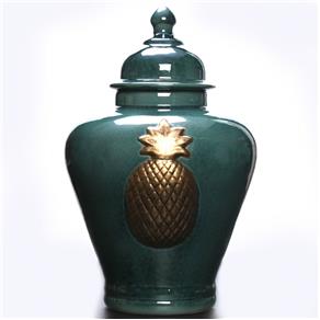 O <a href="https://www.gotoshop.com.br/decoracao/vasosecachepots/Potiche-em-Ceramica-Jade-Abacaxi-Dourado-Potiche-10051220.html?utm_source=sites&utm_medium=gc_casacom&utm_campaign=gc_materia&utm_content=201703">Potiche em Cerâmica Jade Abacaxi Dourado</a> custa R$904,90.