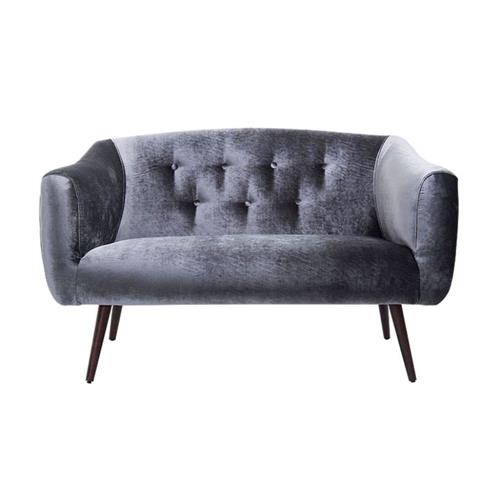 O <a href="https://www.gotoshop.com.br/Moveis/SaladeEstar/Sofas/Sofa-2-Lugares-Retro-Zap-Veludo-Chumbo-11300228.html?utm_source=sites&utm_medium=gc_casacom&utm_campaign=gc_materia&utm_content=201704">Sofá 2 Lugares Retrô Zap Veludo Chumbo Cinza</a> custa R$2099,99.