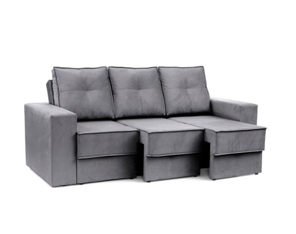 O sofá retrátil Tom, em suede, custa R$ 877,99 na <a href="https://www.gotoshop.com.br/Moveis/SaladeEstar/Sofas/sofa-3-lugares-retratil-tom-suede-grafite-11300162.html?utm_source=sites&utm_medium=matéria_CC&utm_campaign=produtos&utm_content=201806">Loja CASA CLAUDIA</a>.