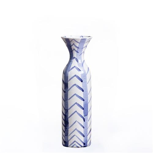 O vaso de cerâmica <a href="https://www.gotoshop.com.br/decoracao/vasosecachepots/Vaso-Ceramica-Branco-e-Azul-Florence-Md-Vaso-10051119.html?utm_source=sites&utm_medium=matéria_CC&utm_campaign=produtos&utm_content=201802">Florence</a> médio, branco e azul, custa R$ 176,88.