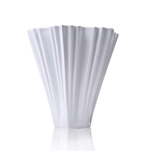 O vaso <a href="https://www.gotoshop.com.br/decoracao/vasosecachepots/vaso-holaria-gelo-branco-i-6582984.html?utm_source=sites&utm_medium=matéria_CC&utm_campaign=produtos&utm_content=201802">Holaria</a> gelo branco I custa R$ 531.