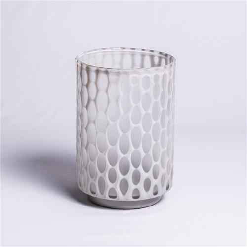 O vaso <a href="https://www.gotoshop.com.br/decoracao/vasosecachepots/Vaso-Vidro-Fosco-Amarilis-Vaso-10050846.html?utm_source=sites&utm_medium=matéria_CC&utm_campaign=produtos&utm_content=201802">Amarilis</a>, de vidro fosco, custa R$ 804,27.