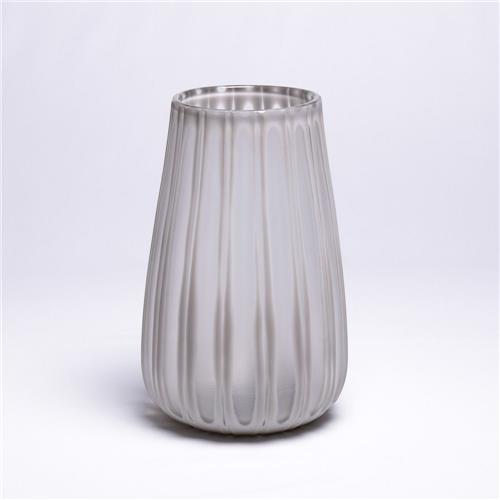 O vaso <a href="https://www.gotoshop.com.br/decoracao/vasosecachepots/Vaso-Vidro-Fosco-Oslow-Vaso-10051015.html?utm_source=sites&utm_medium=matéria_CC&utm_campaign=produtos&utm_content=201802">Oslow</a>, de vidro fosco, custa R$ 776,90.