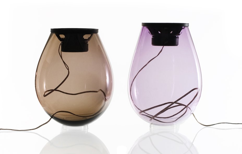 Os speakers Technology são feitos de vidro, com formato de vaso. Da Front Design.