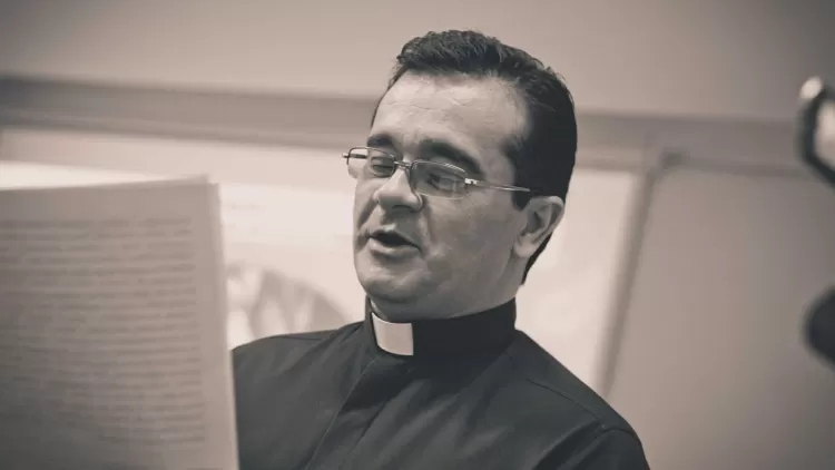O padre Ernani Maia dos Reis é acusado de assédio sexual e moral