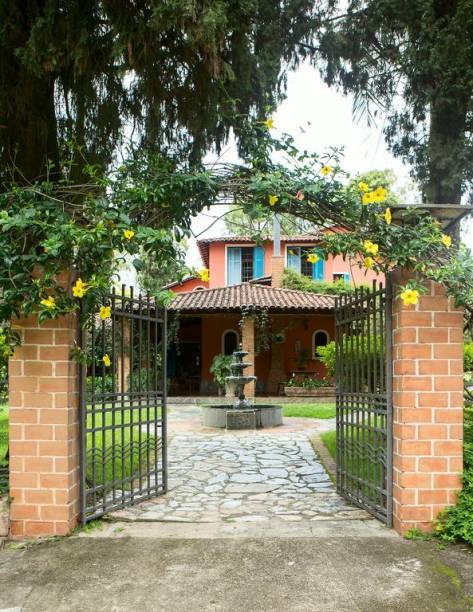 Na Serra de São Francisco, município de Piedade, esta casa fica localizada dentro de uma propriedade rural, rodeada de terraços, jardins e bosques.