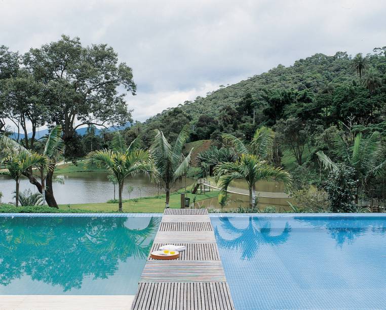 Piscina em casa de campo em Itaipava na Serra Fluminense, com projeto dos arquitetos Cadas Abranches e Simone Jazbik.