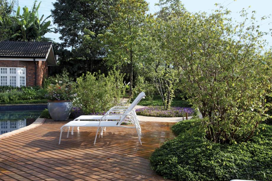 Piscina em jardim projetado pela paisagista Cláudia Boturão d'Avila.