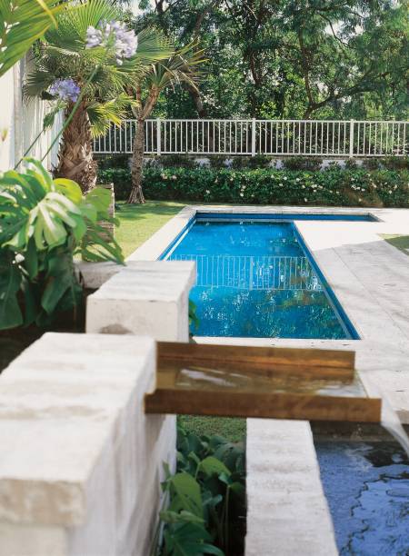 Piscina no jardim da casa da paisagista Gigi Botelho.