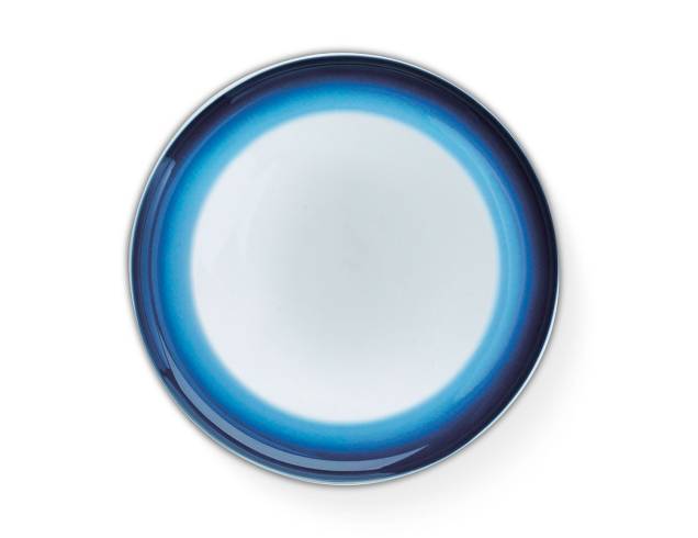 Prato de porcelana (27 cm) da coleção Inblue, de Monica Förster. Na Rorstrand, por 219 coroas suecas. Prato de porcelana (27 cm) da coleção Inblue, de Monica Förster. Na Rorstrand, por 219 coroas suecas.
