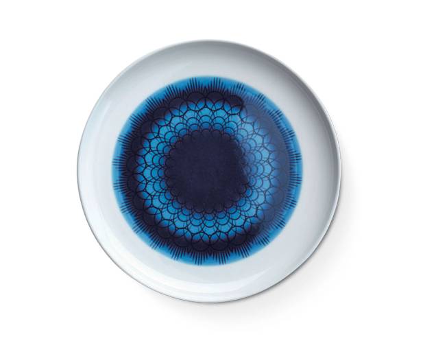 Prato de porcelana (19 cm) da coleção Inblue, de Monica Förster. Na Rorstrand, por 119 coroas suecas. Prato de porcelana (19 cm) da coleção Inblue, de Monica Förster. Na Rorstrand, por 119 coroas suecas.