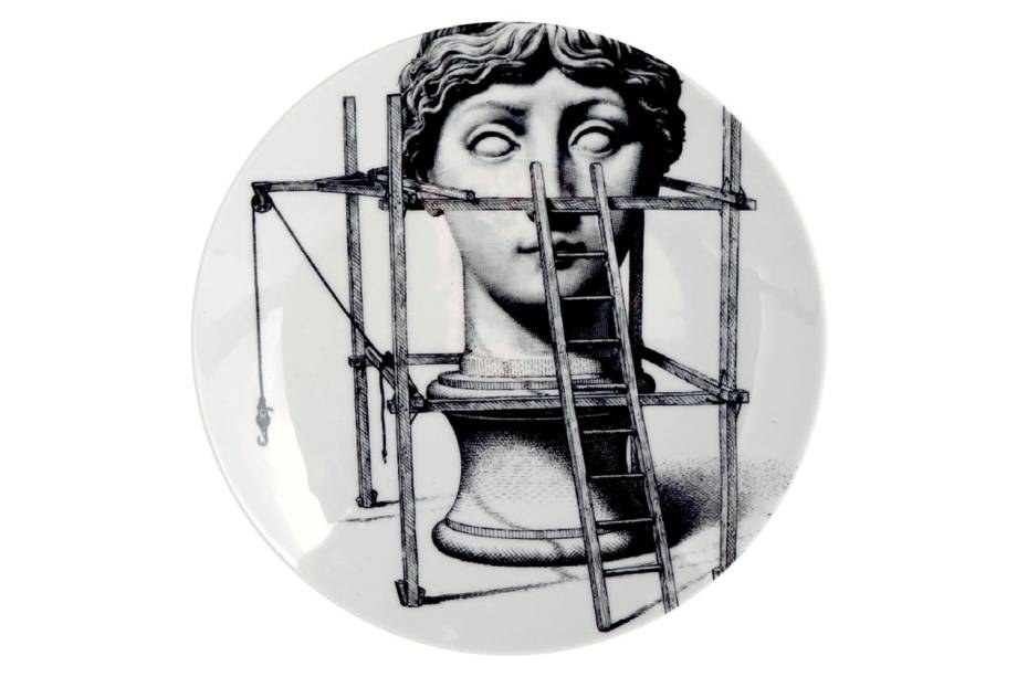 Versão de porcelana (26 cm de diâmetro, 135 euros) da Fornasetti, inspirada na série Tema e Variazioni, um clássico da marca.