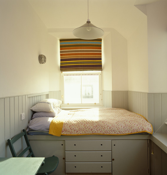 O contraste entre o cinza e o branco explora a sensação de profundidade neste quarto pequeno O contraste entre o cinza e o branco explora a sensação de profundidade neste quarto pequeno