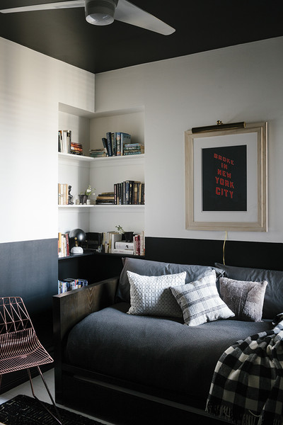 Neste loft, o teto preto brinca com os sentidos e a noção de escala, combinando com a parede branca Neste loft, o teto preto brinca com os sentidos e a noção de escala, combinando com a parede branca