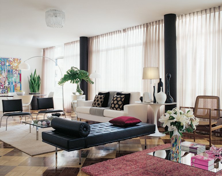 Sala de apartamento, projeto do designer Sandro Brasil.