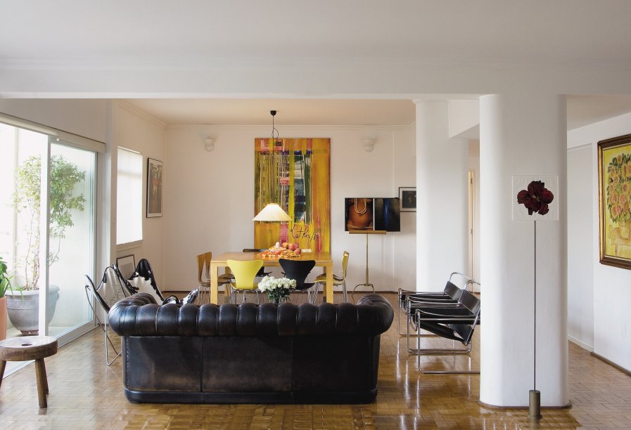 Sala de estar do apartamento dos fotógrafos Mônica Vendramini e Pablo Di Giulio.