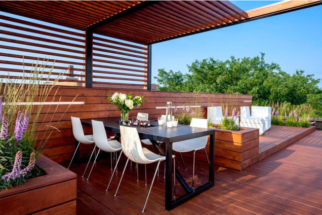 A sala de jantar e a cozinha foram construídas sob o pergolado moderno. A sala de jantar e a cozinha foram construídas sob o pergolado moderno.