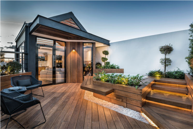 A madeira é a protagonista do deck construído no terraço desta casa. Com bancos embutidos e iluminação escondida, o ambiente fica tão relaxante quanto um spa. A madeira é a protagonista do deck construído no terraço desta casa. Com bancos embutidos e iluminação escondida, o ambiente fica tão relaxante quanto um spa.