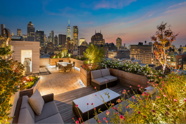 Este terraço foi dividido em dois ambientes e recebeu uma iluminação suave e harmônica. Este terraço foi dividido em dois ambientes e recebeu uma iluminação suave e harmônica.