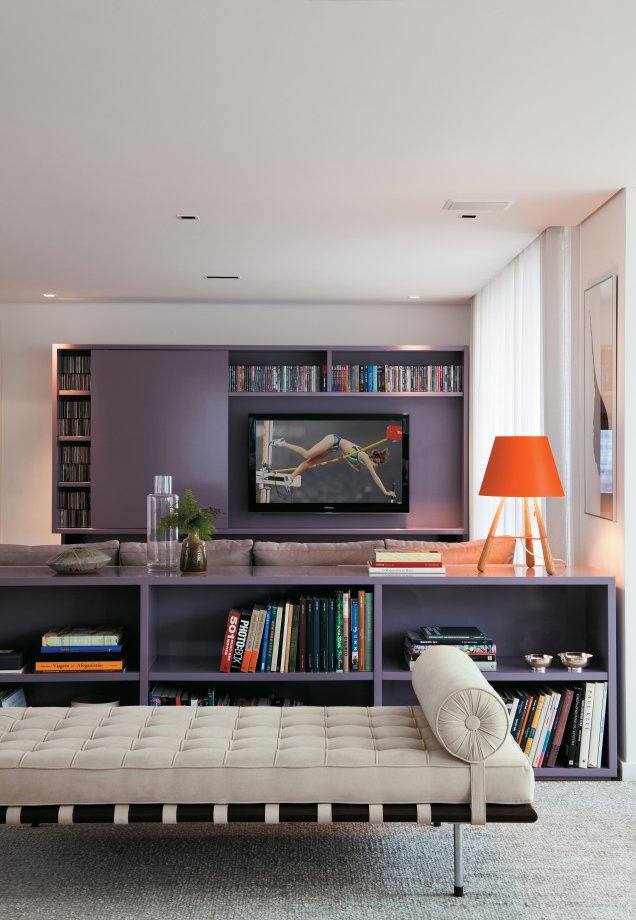 Sala de TV em apartamento, projeto da arquiteta Patricia Martinez.