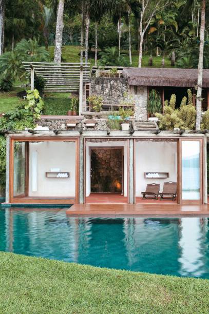 Sauna e piscina em casa na praia, projeto da arquiteta Renata Pati.