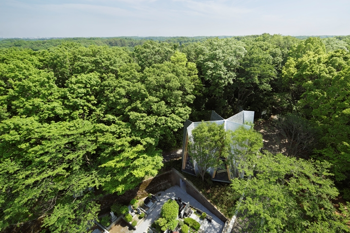 Sayama Forest Chapel, por Hiroshi Nakamura & NAP em Saitama, Japão.