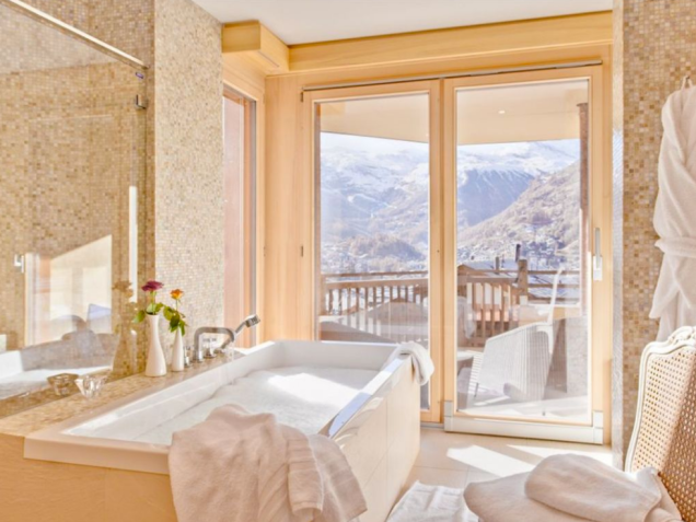 Com capacidade para 14 pessoas, <a href="https://www.homeaway.es/p3494906">este chalé</a> fica em um dos endereços mais requintados e luxuosos de Zermatt: a exclusiva Petit Village. Com capacidade para 14 pessoas, <a href="https://www.homeaway.es/p3494906">este chalé</a> fica em um dos endereços mais requintados e luxuosos de Zermatt: a exclusiva Petit Village.